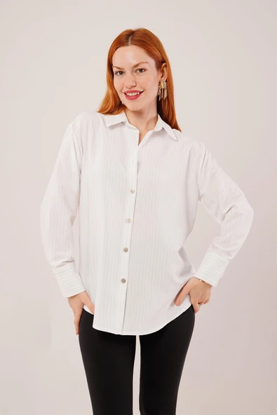 İnce Çizgi Detaylı Beyaz Gömlek ürün görseli