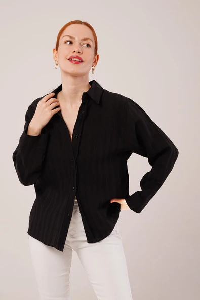 Düğmeli Ve Çizgi Detaylı Siyah Gömlek ürün görseli