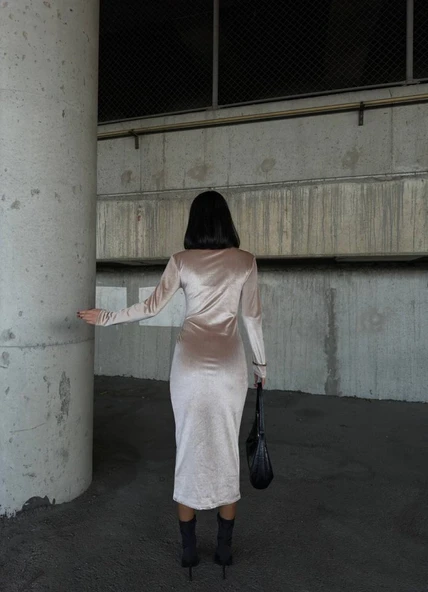 Kadın Uzun Kollu Yarım Balıkçı Yaka Büzgü Detay Kadife Kumaş Elbise - Resim 5