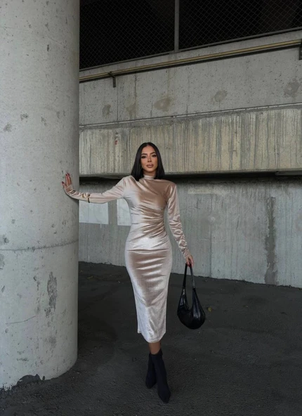 Kadın Uzun Kollu Yarım Balıkçı Yaka Büzgü Detay Kadife Kumaş Elbise ürün görseli