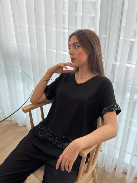 Kadın Kısa Kollu V Yakalı Pul Payetli Viskon Iki Iplik Bluz Ve Pantolon Ikili Takım ürün görseli