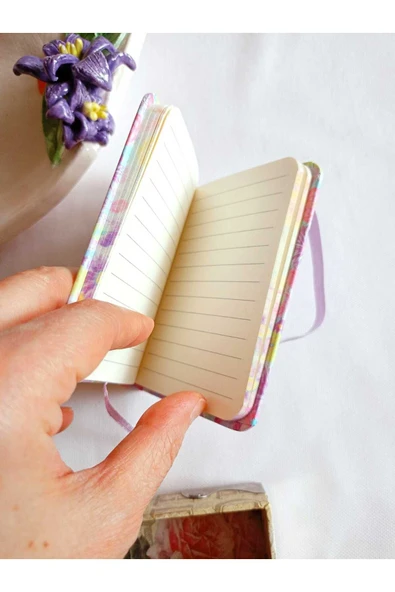 NOT ANI HEDİYE KIZ ÇOCUK GENÇ ÇİZGİLİ DEFTER 80 YAPRAK A7 CEP BOY DESENLİ LASTİK KAPAMA MOR - Resim 3