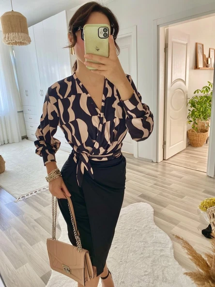 Kadın Uzun Kollu Kruvaze Yaka Dijital Baskılı Fiyonk Detay Dalgıç Kumaş Elbise - Resim 2