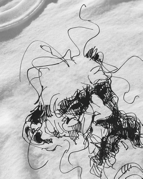 Erkek Beyaz Relaxed Fit %100 Pamuk Tişört – Mürekkep Çizgisel Soyut Portre Baskılı - Resim 3