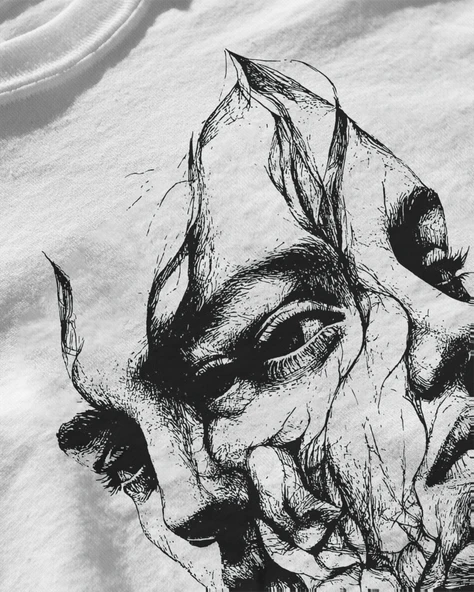 Erkek Beyaz Relaxed Fit %100 Pamuk Tişört – Büyük Ön Mürekkep / Soyut Yüz Baskılı - Resim 3