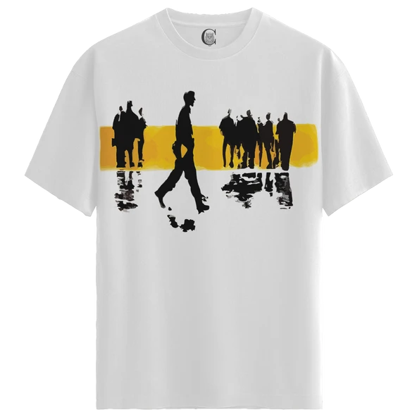 Erkek Beyaz Relaxed Fit %100 Pamuk Tişört – Sarı Şerit & Siyah Siluet Yansımalı Baskılı - Resim 4