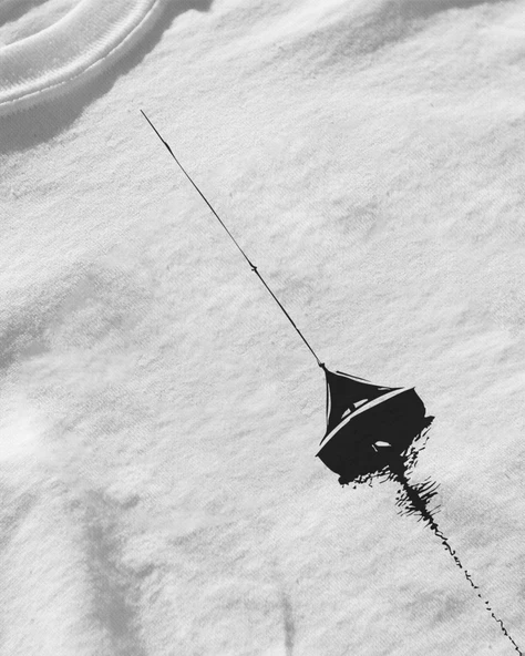 Erkek Beyaz Relaxed Fit %100 Pamuk Tişört – Minimal Dikey Tekne Baskılı - Resim 3