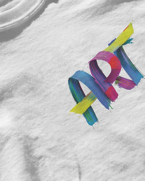 Erkek Beyaz Relaxed Fit %100 Pamuk Tişört – Sol Göğüste Renkli ''ART'' Fırça Baskılı - Resim 3