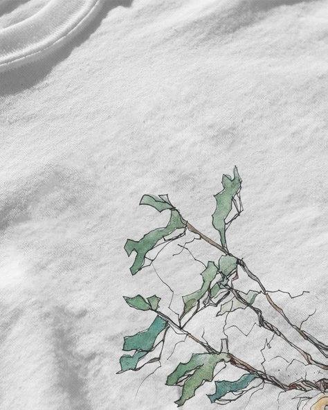 Erkek Beyaz Relaxed Fit %100 Pamuk Tişört – Suluboya Ağaç & Kaya İllüstrasyonlu - Resim 3