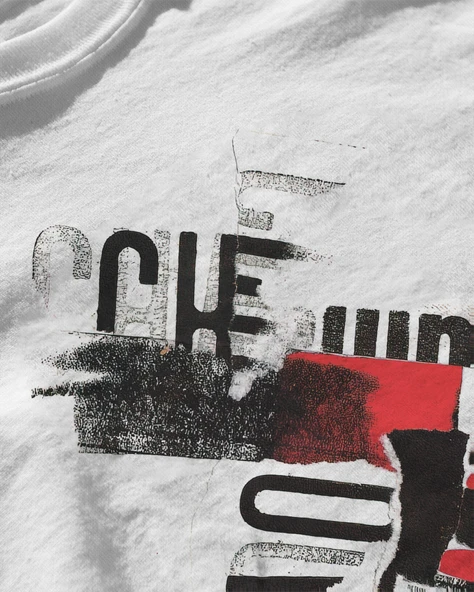 Erkek Beyaz Relaxed Fit %100 Pamuk Tişört – Büyük Çapraz Drip Grafiti & Tipografi Baskılı - Resim 3