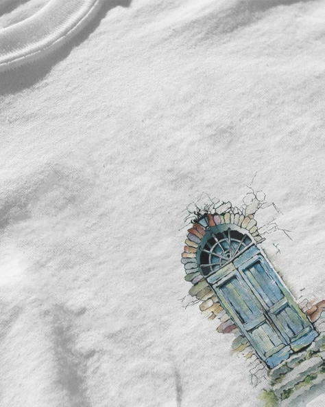 Erkek Beyaz Relaxed Fit %100 Pamuk Tişört – Suluboya Kapı & Taş Duvar Baskılı - Resim 3