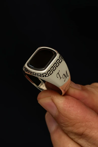 Siyah Oniks Taşlı Grek Motifli Harfli 925 Erkek Gümüş Yüzük - Resim 3