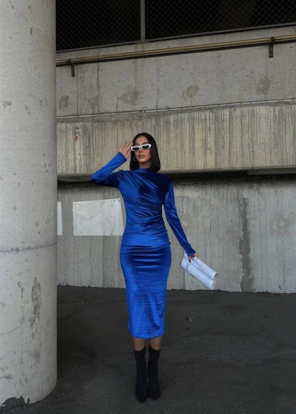 Kadın Uzun Kollu Yarım Balıkçı Yaka Büzgü Detay Kadife Kumaş Elbise - Resim 4