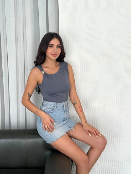 Osy Modal Yumuşak Dokulu Kumaş Bisiklet Yaka Sıfır Kol Bluz Omuz Toka Aksesuar Detaylı - Antrasit ürün görseli 1