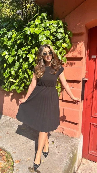 Kadın Kısa Kollu Yakası Açık Belden Lastikli Pileli Kısa Ithal Krep Elbise ürün görseli