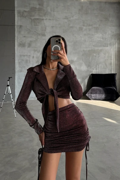 SİMLİ KUMAŞ BAĞLAMA DETAYLI CROP BLUZ -KISA BÜZGÜ DETAYLI ETEK - Bordo ürün görseli