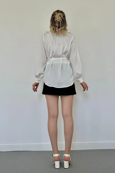 Beyaz Yakası Fırfırlı Kuşaklı Saten Gömlek - Resim 4