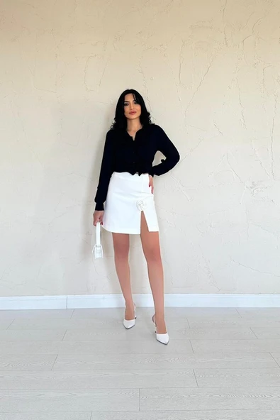 Ekru Yırtmaçlı Gül Detaylı Mini Etek ürün görseli 1