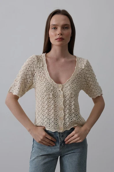 Çiçek Detaylı Düğmeli Triko - Ekru ürün görseli