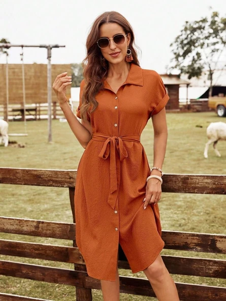 Kadın Kısa Kollu Yakalı önden Düğmeli Beli Kuşaklı Bürümcük Elbise - Resim 5