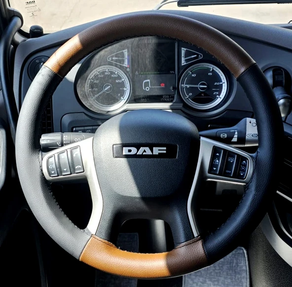 DİKİŞLİ DİREKSİYON KILIFI SİYAH DERİ KAHVERENGİ DERİ SİYAH DİKİŞLİ DAF XF İÇİN (2017-2022) ürün görseli