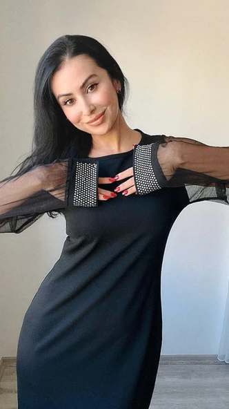 Kadın Uzun Kollu Yakası Yanlardan Hafif Açık Kollar Tül Ve Taş Detay Kısa Krep Elbise - Resim 3