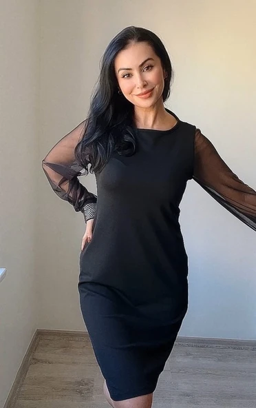 Kadın Uzun Kollu Yakası Yanlardan Hafif Açık Kollar Tül Ve Taş Detay Kısa Krep Elbise ürün görseli