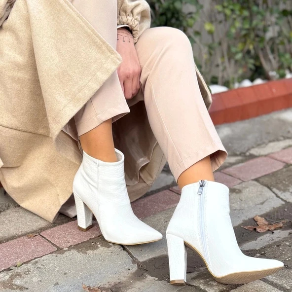 Loora Beyaz Rugan Desenli Topuklu Kadın Bot - Resim 4