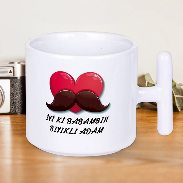 İyi ki Babamsın Bıyıklı Adam Yazılı Babalar Gününe Özel T Kupa Bardak ürün görseli