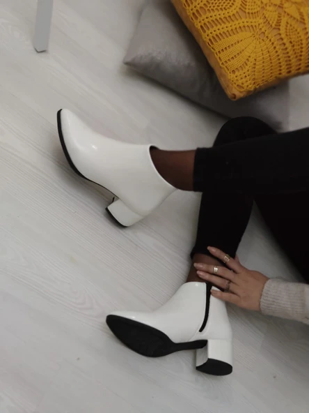 ÇİĞDEM BEYAZ RUGAN FERMUARLI KALIN TOPUK KADIN BOT (B8B) ürün görseli