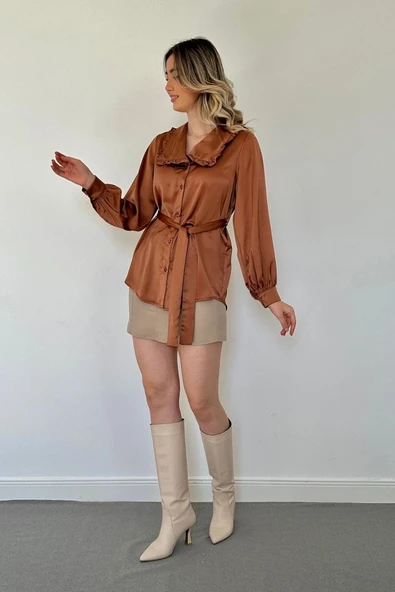 Kahverengi Yakası Fırfırlı Kuşaklı Saten Gömlek - Resim 2