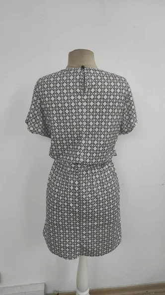 Kadın Kısa Kollu Yuvarlak Yaka Beli Kuşaklı Geometrik Desenli Süprem Elbise - Resim 6