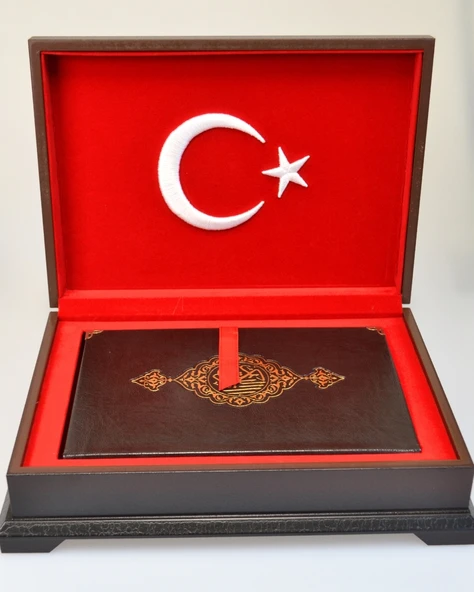 Ahşap Kutulu Nakış İşlemeli Türk Bayraklı Kuran-ı Kerim Seti (Hafız Boy) ürün görseli