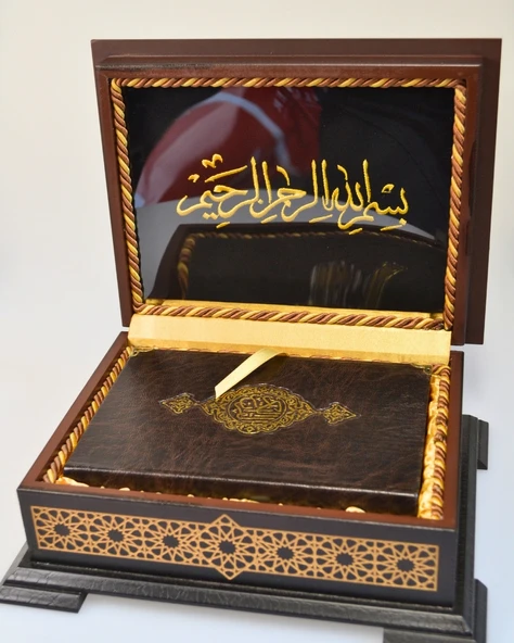 Ahşap Kutulu Nakış İşlemeli Besmele-i Şerifli Kuran-ı Kerim Seti (Hafız Boy) ürün görseli