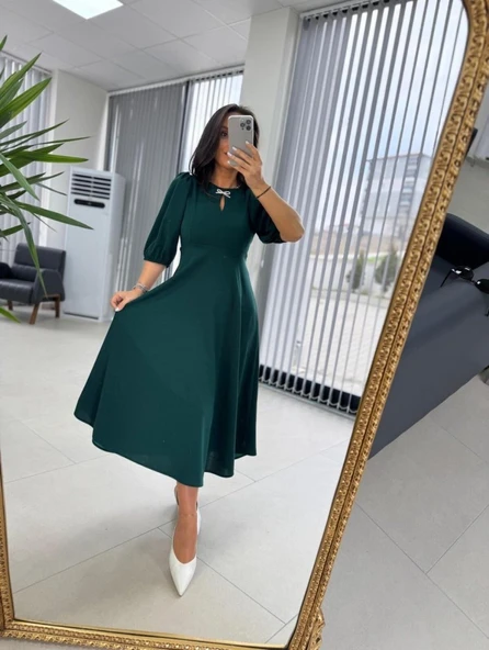 Kadın Kısa Kollu Bisiklet Yaka Fiyonk Broşlu Midi Janjan Krep Elbise - Resim 4