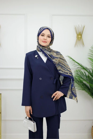 Kadın Blazer Ceket Düğme Kapama ve Kuşak Kapama Detaylı