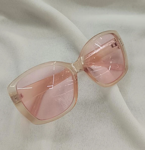 Kadın Güneş Gözlüğü Kutusunda ürün görseli