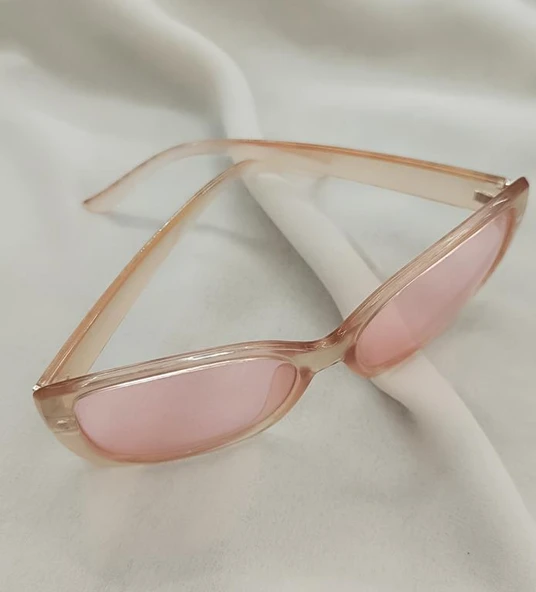 Kadın Güneş Gözlüğü Kutusunda - Resim 3