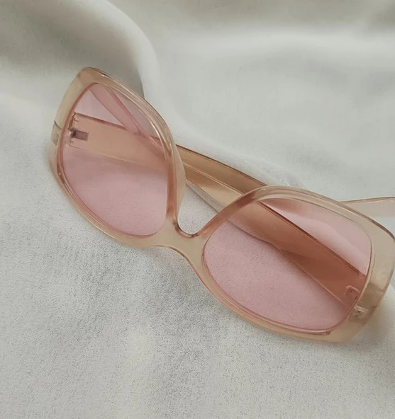 Kadın Güneş Gözlüğü Kutusunda - Resim 4