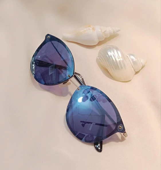 DK4170 COL.3 Kadın Güneş Gözlüğü Kutusunda ürün görseli