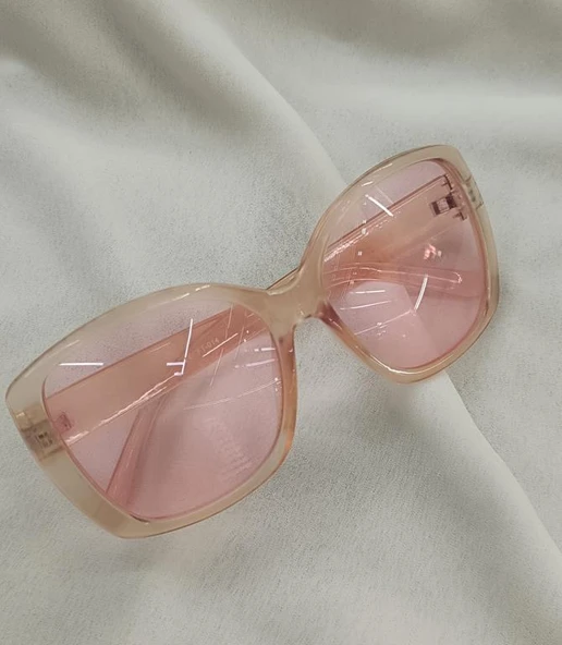 Kadın Güneş Gözlüğü Kutusunda - Resim 5