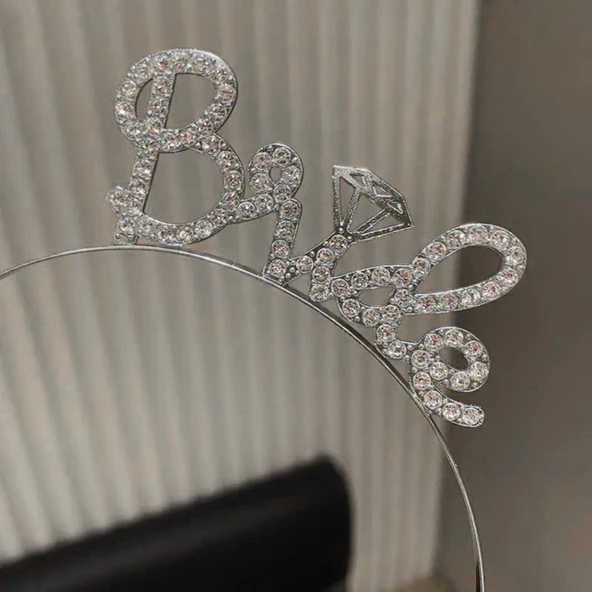 Nessiworld Gümüş Renkli Taşlı “Bride” Gelin Tacı – El Yazısı Yazı Tipiyle - 4