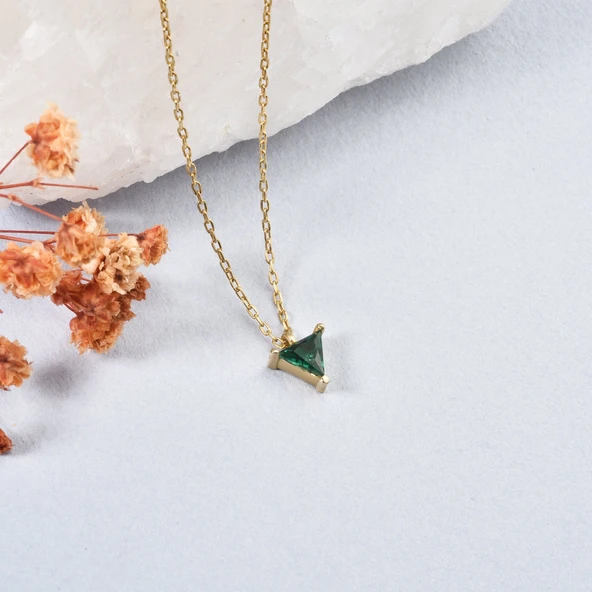 925 Ayar Gümüş Altın Kaplama Üçgen Tek Taş 6,50 mm Kolye - CNS00655 - Resim 2