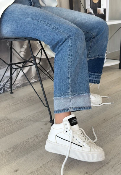 Estim Beyaz Cilt Siyah Detaylı Bağcıklı Spor Ayakkabı ürün görseli