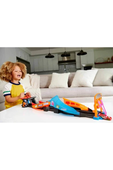 DİSNEY CARS Cars Karanlıkta Parlayan Yarışçılar Pist Seti HPD80 - Resim 5