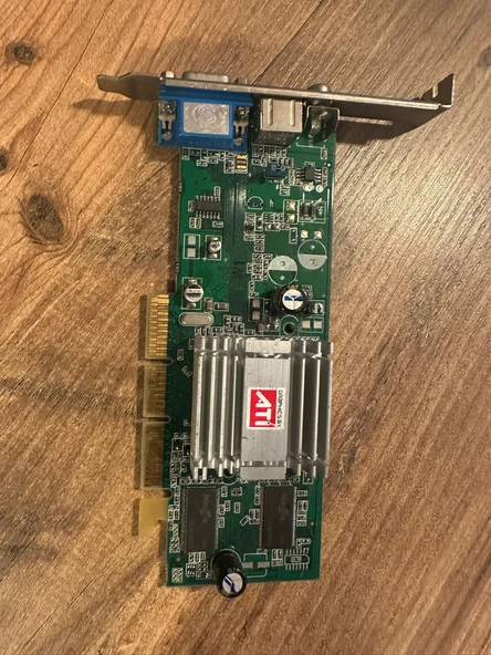 Graphics Card ATI AMD Radeon 9200 SE 128MB DDR-SDRAM 64-bit VGA AGP Video Output 2.EL KULLANILMIŞ ürün görseli