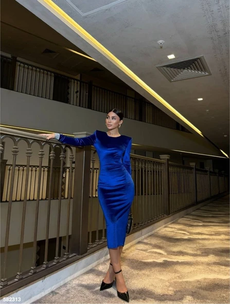 Kadın Bisiklet Yaka Vatkalı Manşet Detay Kadife Kumaş Midi Boy Elbise - Resim 3