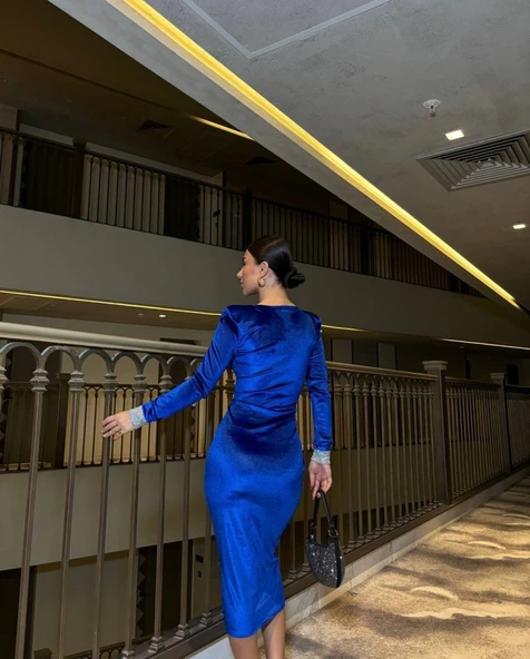 Kadın Bisiklet Yaka Vatkalı Manşet Detay Kadife Kumaş Midi Boy Elbise - Resim 4