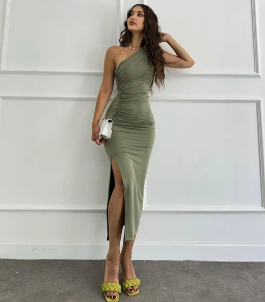 Kadın Tek Omuzu Açık Büzgülü Yandan Yırtmaçlı Uzun Sandy Elbise - Resim 8