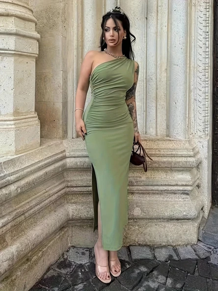 Kadın Tek Omuzu Açık Büzgülü Yandan Yırtmaçlı Uzun Sandy Elbise - Resim 4